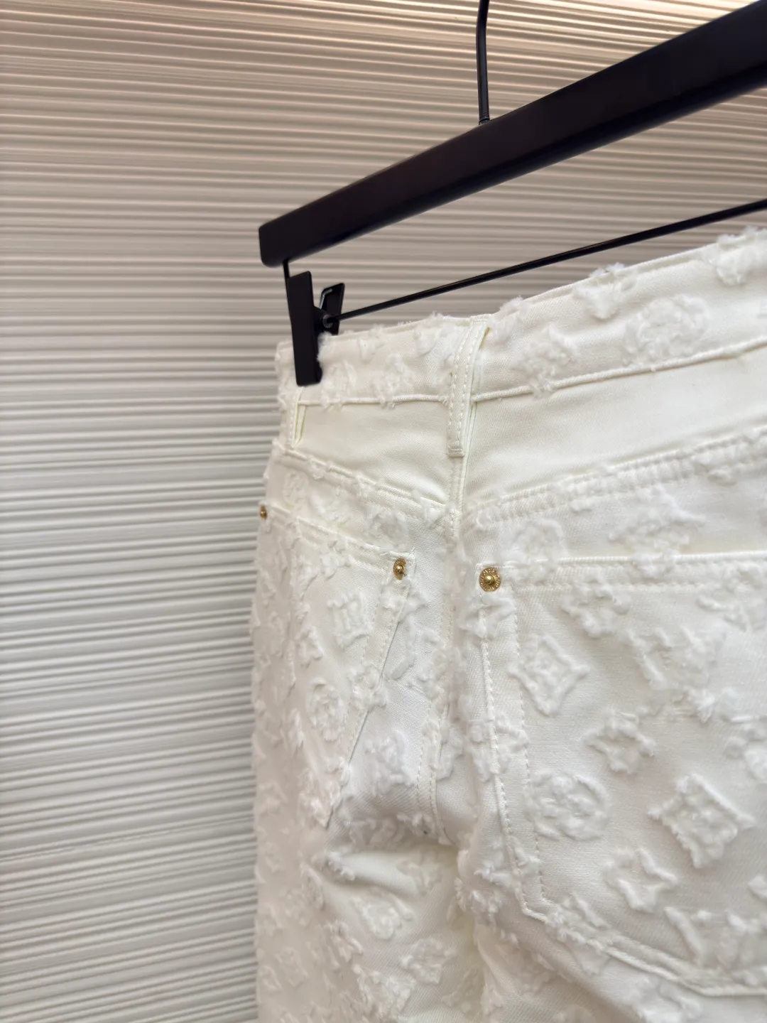 LOUIS VUITTON presbyopic three-dimensional embossed jacquard jeans ●Authentic product: purchased and developed by 185516 ●Item number: 1680238-B35 ●Material: denim fabric ●Technology: embossed jacquard production ●Version: fitted version ●Weight: about 615 grams ●Size: 34-36-38 ●Description: The presbyopia three-dimensional relief jacquard cost 18,500 to purchase and develop, using 100% cotton imported yarn and the classic presbyopia embossing process. The three-dimensional relief has an outstanding texture. The fabric is crisp and stylish. The high-waisted straight version makes the upper body slimmer and the legs longer. It looks good with or without matching. The details of the workmanship are all in place! To truly achieve the ultimate in luxury, all fabrics, accessories, and hardware are exclusively custom molded and produced in high quality! The overall wiring is straight and delicate, the fabric is comfortable and soft, and the color is consistent without color difference. It can be matched with the same style to create a fashionable look and control various occasions. Customized accessories, complete with three standards, same style for men and women!